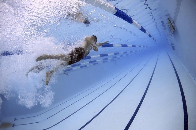 Schwimmer schwimmt Bahnen im Sportbecken